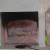 Pizza nel forno a legna